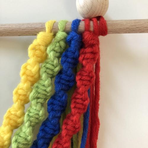 4. Klasse .... wir knüpfen einen Wandbehang!