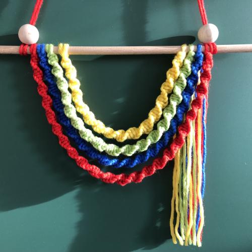 4. Klasse .... wir knüpfen einen Wandbehang!