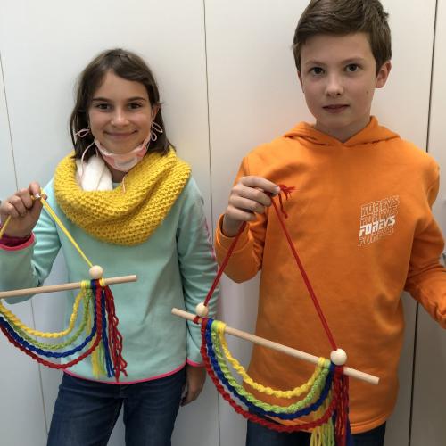 4. Klasse .... wir knüpfen einen Wandbehang!