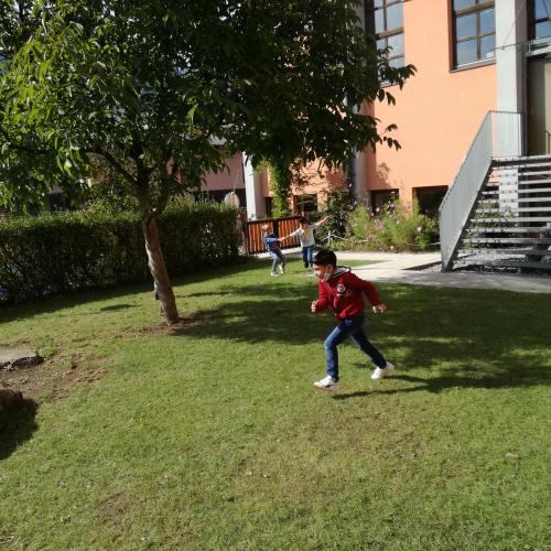  Turnen im Schulgarte