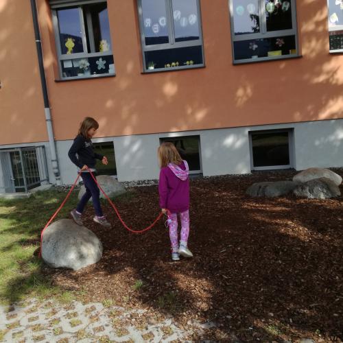  Turnen im Schulgarte