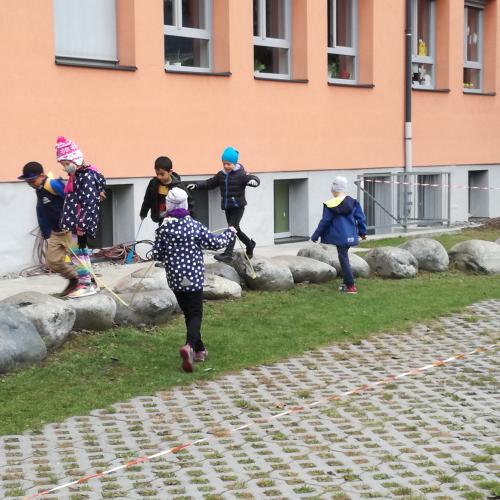  Turnen im Schulgarte