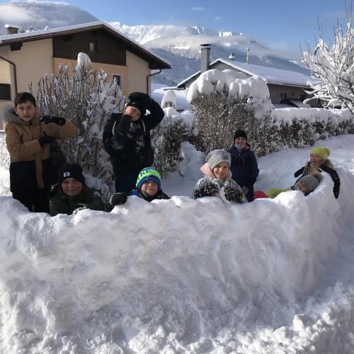 Turnen im Schnee für die 4b!