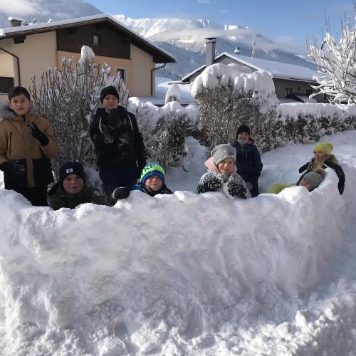 Turnen im Schnee für die 4b!