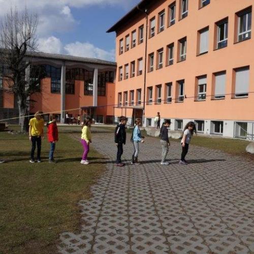 Seilspringen über Gartenarbeit und Fingerstricken!