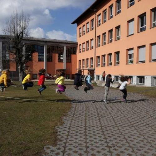 Seilspringen über Gartenarbeit und Fingerstricken!