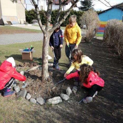 Seilspringen über Gartenarbeit und Fingerstricken!