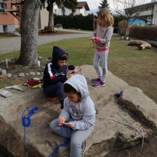 Seilspringen über Gartenarbeit und Fingerstricken!