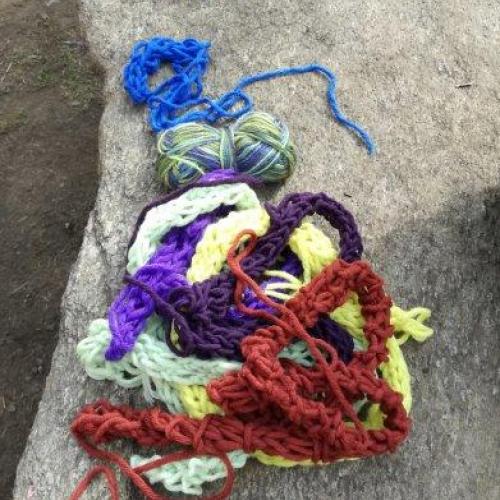 Seilspringen über Gartenarbeit und Fingerstricken!
