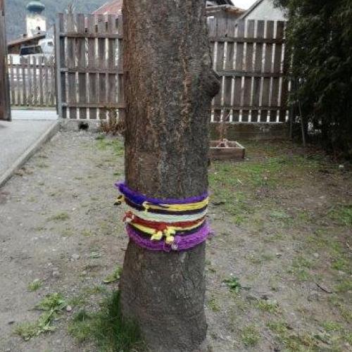 Seilspringen über Gartenarbeit und Fingerstricken!