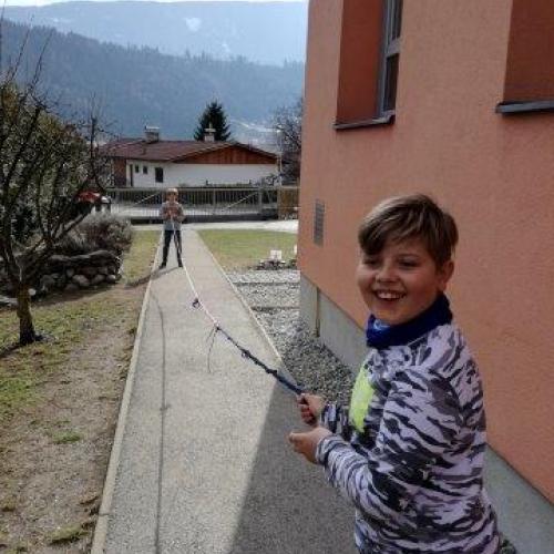 Seilspringen über Gartenarbeit und Fingerstricken!