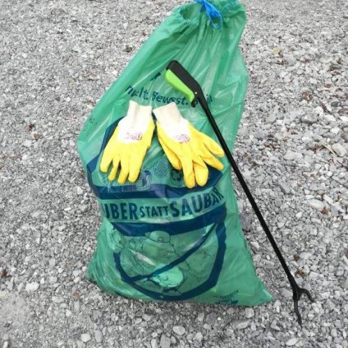 Immer wieder reinigen wir "unseren" Platz am Schlossbach!
