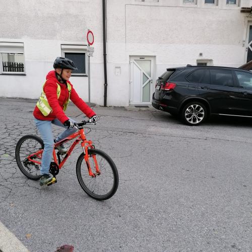 Fahrradübung der 4b - Klasse
