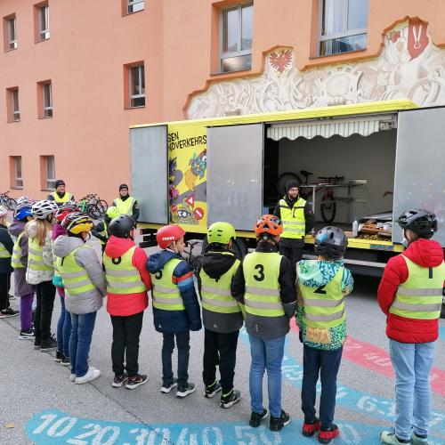 Fahrradübung der 4b - Klasse