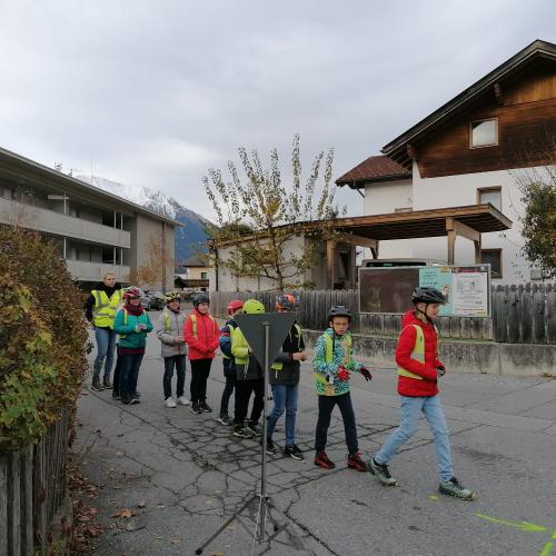 Fahrradübung der 4b - Klasse