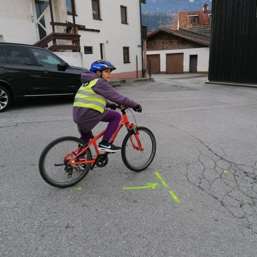 Fahrradübung der 4b - Klasse