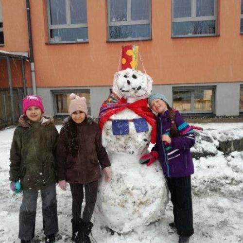 Wir genießen den ersten Schnee im Schulgarten!