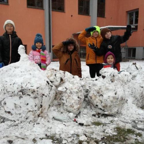 Wir genießen den ersten Schnee im Schulgarten!