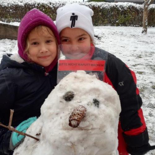 Wir genießen den ersten Schnee im Schulgarten!