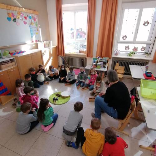Ganz gespannt und voller Freude gestalteten wir unsere erste Klanggeschichte mit Instrumenten