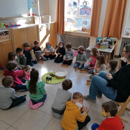 Ganz gespannt und voller Freude gestalteten wir unsere erste Klanggeschichte mit Instrumenten
