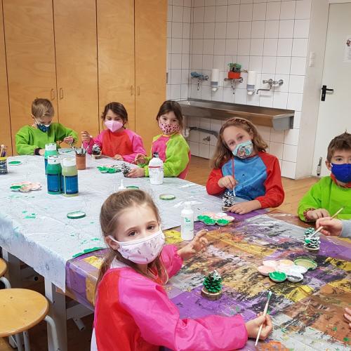 Weihnachtsgeschenke aus Tannenzapfen und Ästen
