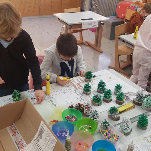 Weihnachtsgeschenke aus Tannenzapfen und Ästen