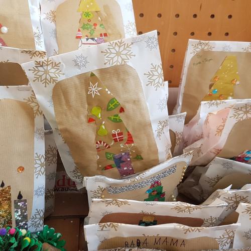Weihnachtsgeschenke aus Tannenzapfen und Ästen