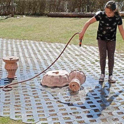 Unser Up Cycling Projekt:  Vogeltränke, Brunnen für den Schulgarten         In mühevoller Kleinarbeit werden die Mosaikfliesen aufgetragen