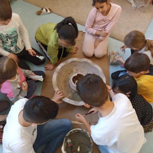 Unser Up Cycling Projekt:  Vogeltränke, Brunnen für den Schulgarten         In mühevoller Kleinarbeit werden die Mosaikfliesen aufgetragen