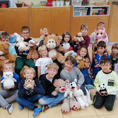 Wir haben Besuch! Unsere Kuscheltiere sind da! Hurra!