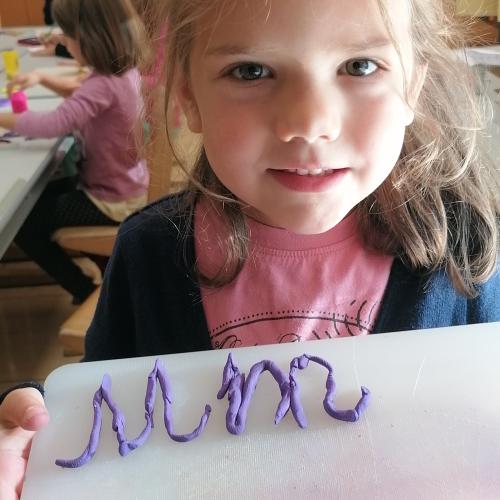 Auch aus Knetmasse entstehen Buchstaben und viel Kreatives!