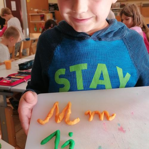 Auch aus Knetmasse entstehen Buchstaben und viel Kreatives!