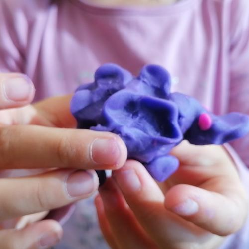 Auch aus Knetmasse entstehen Buchstaben und viel Kreatives!