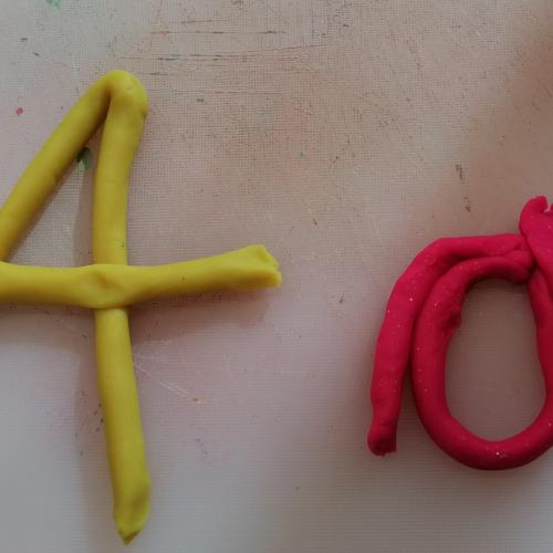 Auch aus Knetmasse entstehen Buchstaben und viel Kreatives!