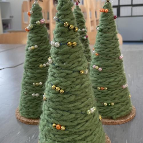 4. Klasse: Stricken mit der Strickgabel- Weihnachtsbaum