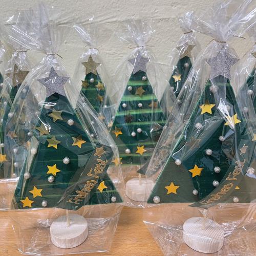 1. Klasse: schneiden und kleben-Weihnachtsbaum
