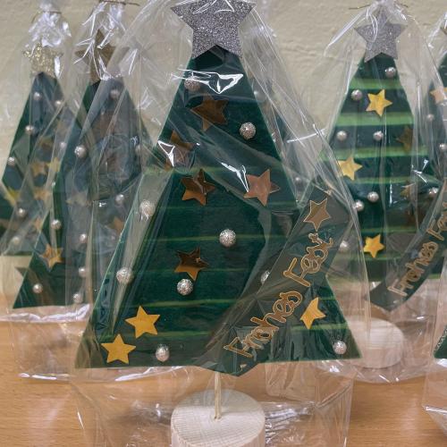 1. Klasse: schneiden und kleben-Weihnachtsbaum
