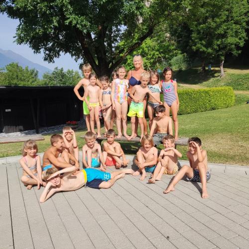 Pünktlich zu Sommerbeginn besuchte die 1b Klasse das Zirler Schwimmbad