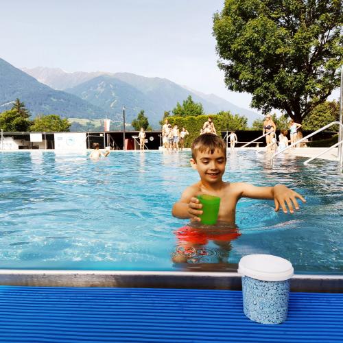 Pünktlich zu Sommerbeginn besuchte die 1b Klasse das Zirler Schwimmbad