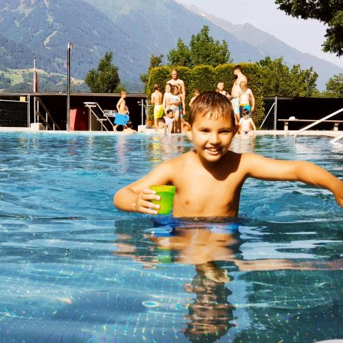 Pünktlich zu Sommerbeginn besuchte die 1b Klasse das Zirler Schwimmbad