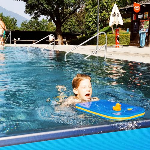 Pünktlich zu Sommerbeginn besuchte die 1b Klasse das Zirler Schwimmbad