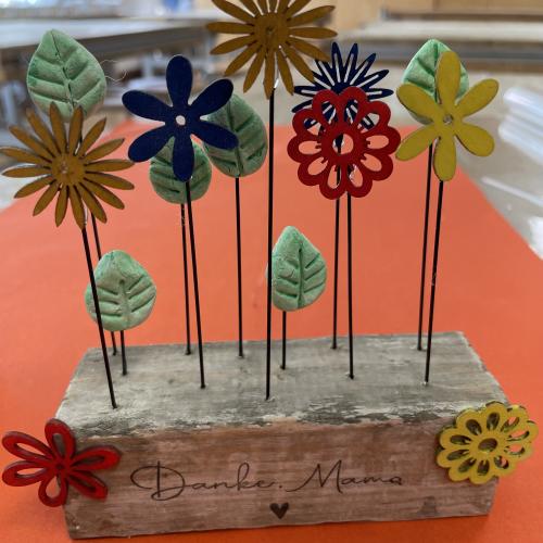 4.Klasse Eine Blumenwiese für Muttertag- Danke Mama !