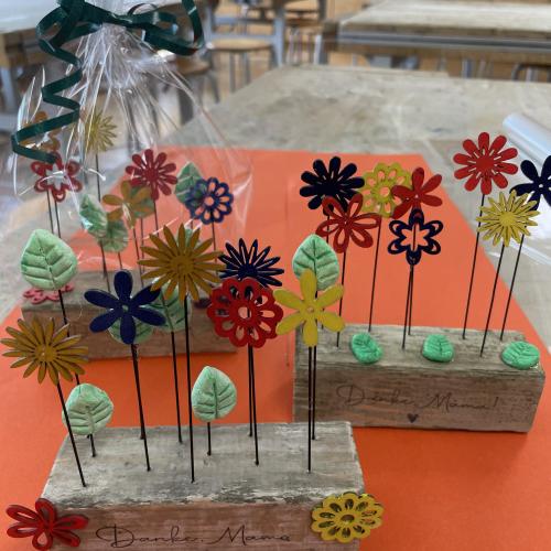 4.Klasse Eine Blumenwiese für Muttertag- Danke Mama !