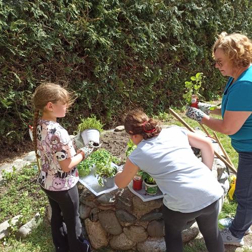 Die Kräuterschenke im Schulgarten wird angelegt