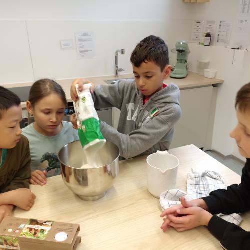 In der Schulküche backen wir und machen auch frisches Apfelmus