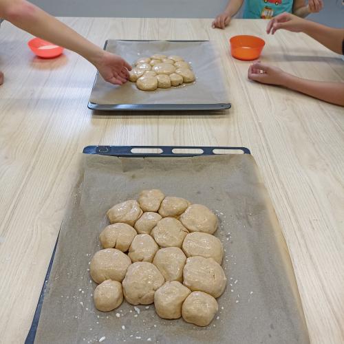 In der Schulküche backen wir und machen auch frisches Apfelmus