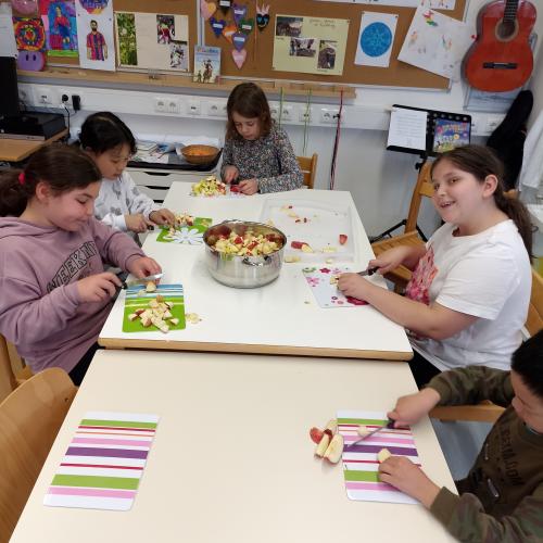 In der Schulküche backen wir und machen auch frisches Apfelmus