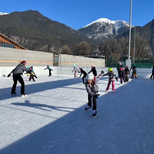 Sonniger Vormittag am Eislaufplatz