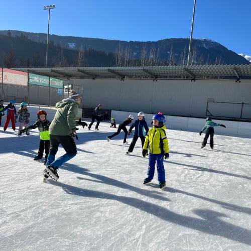Sonniger Vormittag am Eislaufplatz